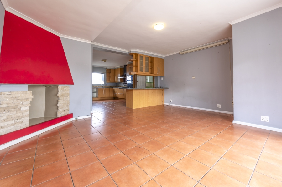 7 Bedroom Property for Sale in Plattekloof Western Cape